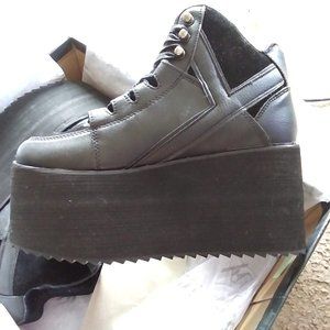 yru qozmo hi-black platform sneakers
